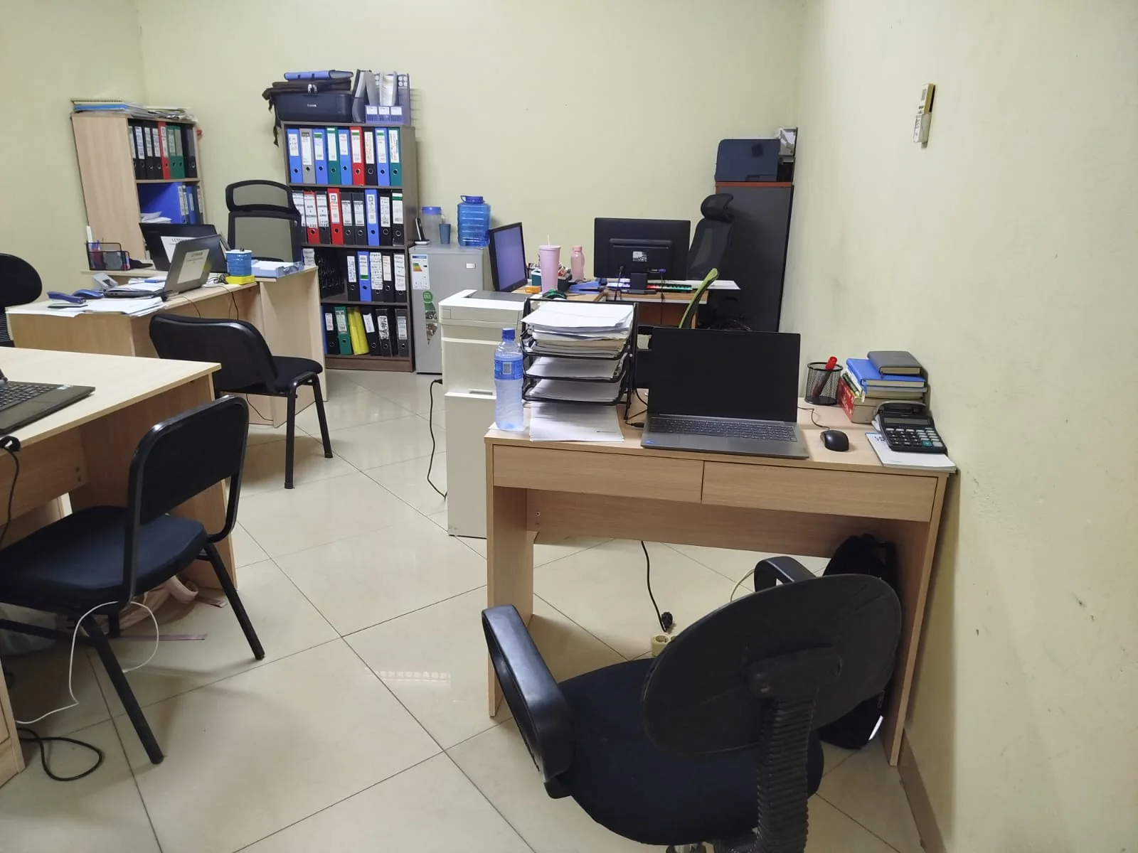 Escritório da Leyshan Consultoria e Serviços, com postos de trabalho e arquivo organizado